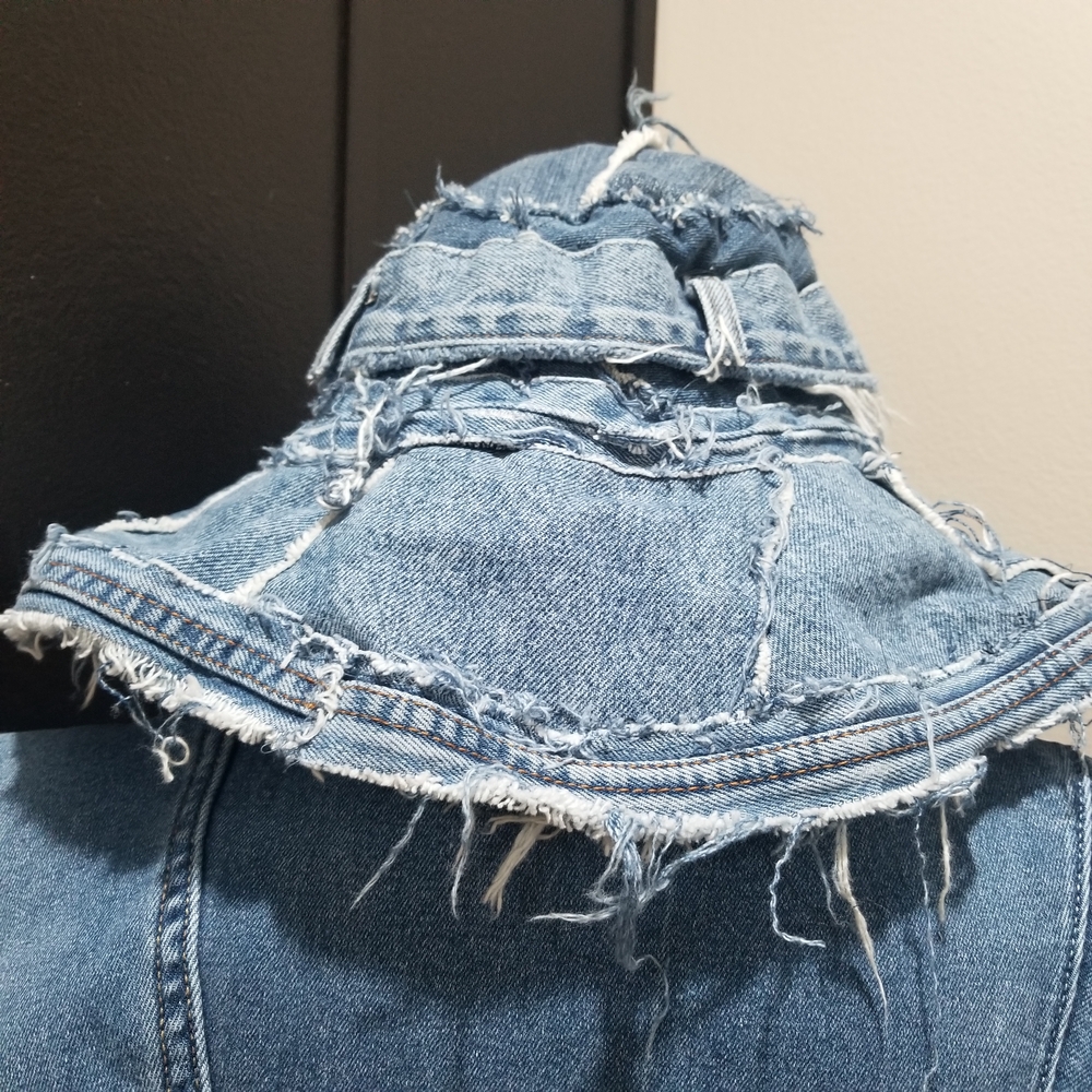 Levi's Light Blue Distressed Denim Vest with Matching Bucket Hat - Picture 6 of 6
